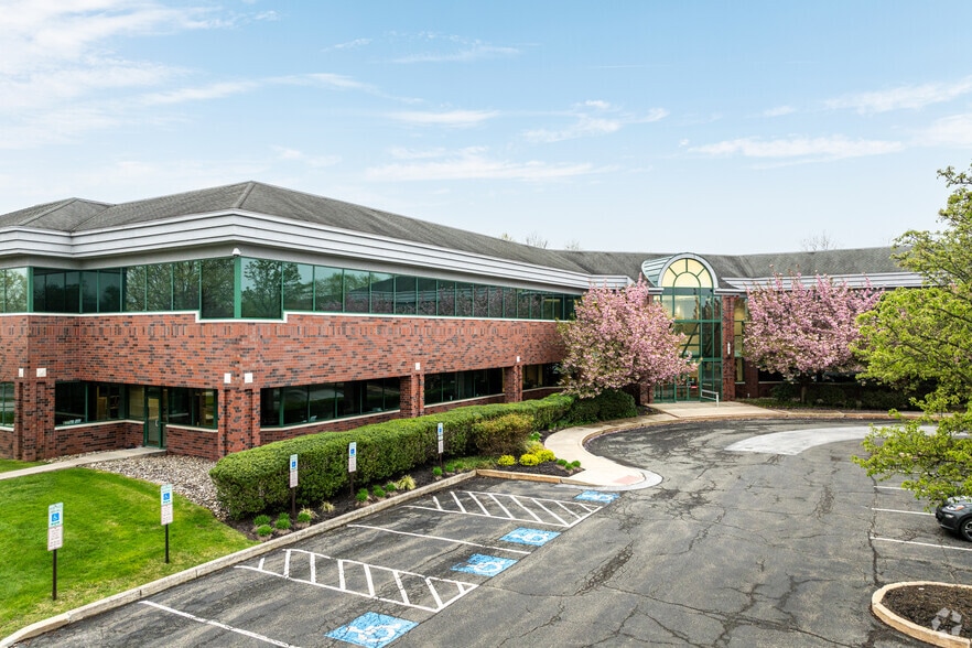 11 Campus Blvd, Newtown Square, PA for lease - Building Photo - Image 1 of 10