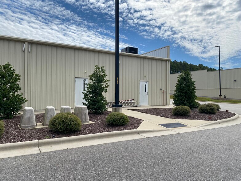640-668 Shell Dr, Spring Lake, NC à louer - Photo du bâtiment - Image 3 de 11