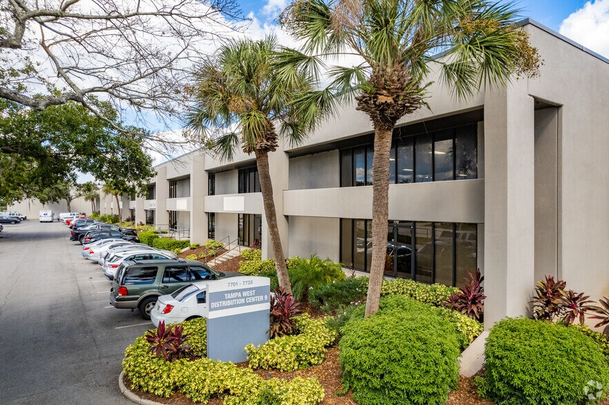 7701-7739 Anderson Rd, Tampa, FL à louer - Photo du bâtiment - Image 3 de 8