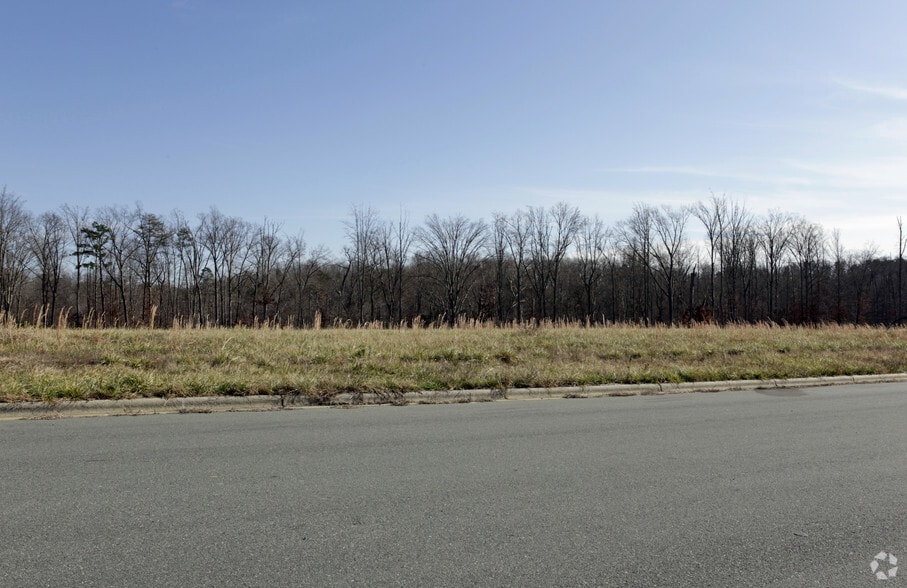 1307 Roosevelt Ct, Whitsett, NC for sale - Primary Photo - Image 1 of 5