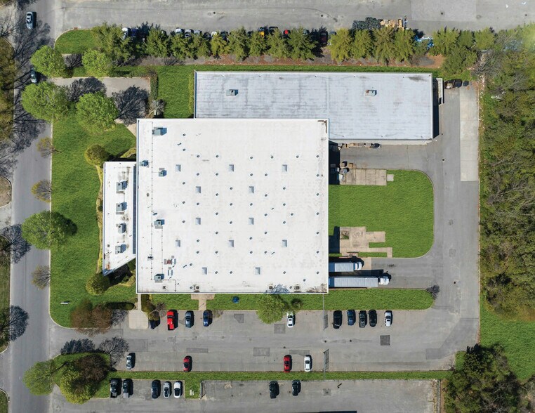 171 Rodeo Dr, Edgewood, NY à vendre - Photo du bâtiment - Image 2 de 16