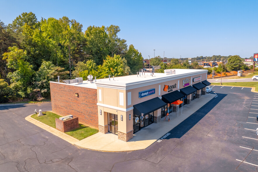 5529-5559 W Market St, Greensboro, NC for lease - Building Photo - Image 2 of 14