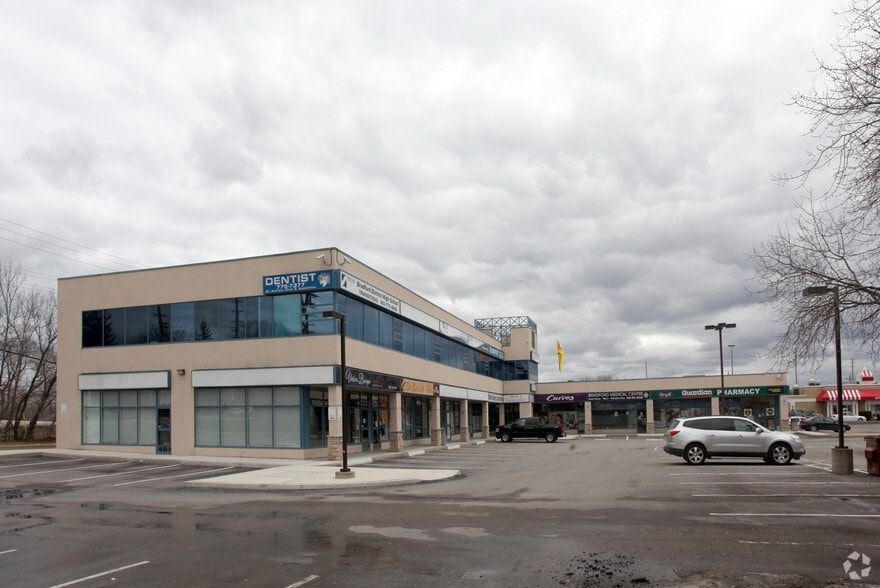 157 Holland St E, Bradford West Gwillimbury, ON à louer - Photo du bâtiment - Image 2 de 5