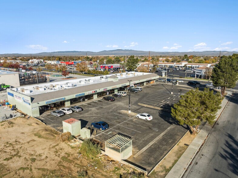 43535 Gadsden Ave, Lancaster, CA à louer - Photo du bâtiment - Image 3 de 39