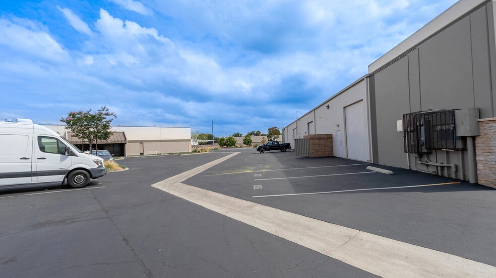 1132-1140 E Valencia Dr, Fullerton, CA for sale - Building Photo - Image 3 of 7