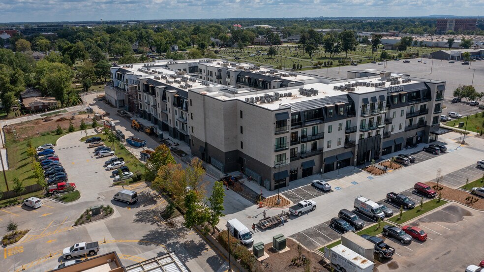 307 S Walton Blvd, Bentonville, AR à louer - Photo du bâtiment - Image 2 de 5