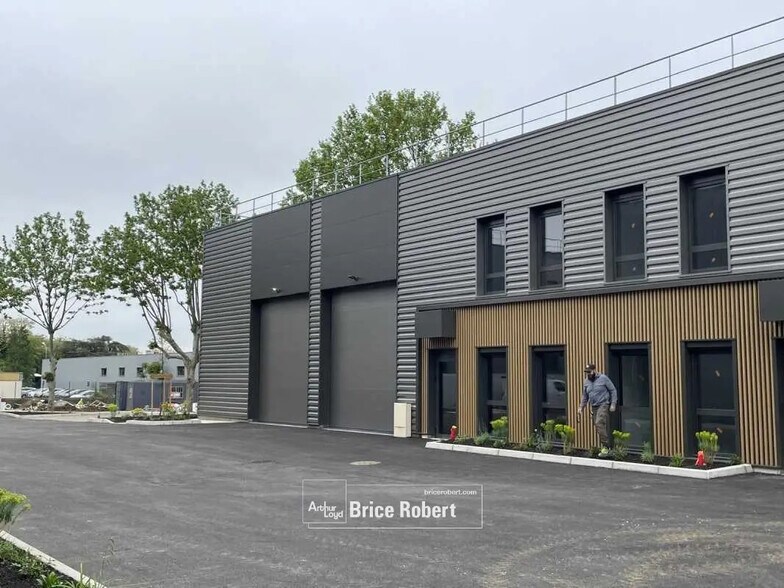 Bureau dans Vénissieux à louer - Photo du bâtiment - Image 3 de 7