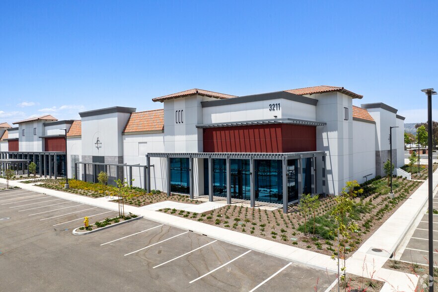 3211 Mission Oaks Blvd, Camarillo, CA à louer - Photo du bâtiment - Image 3 de 34