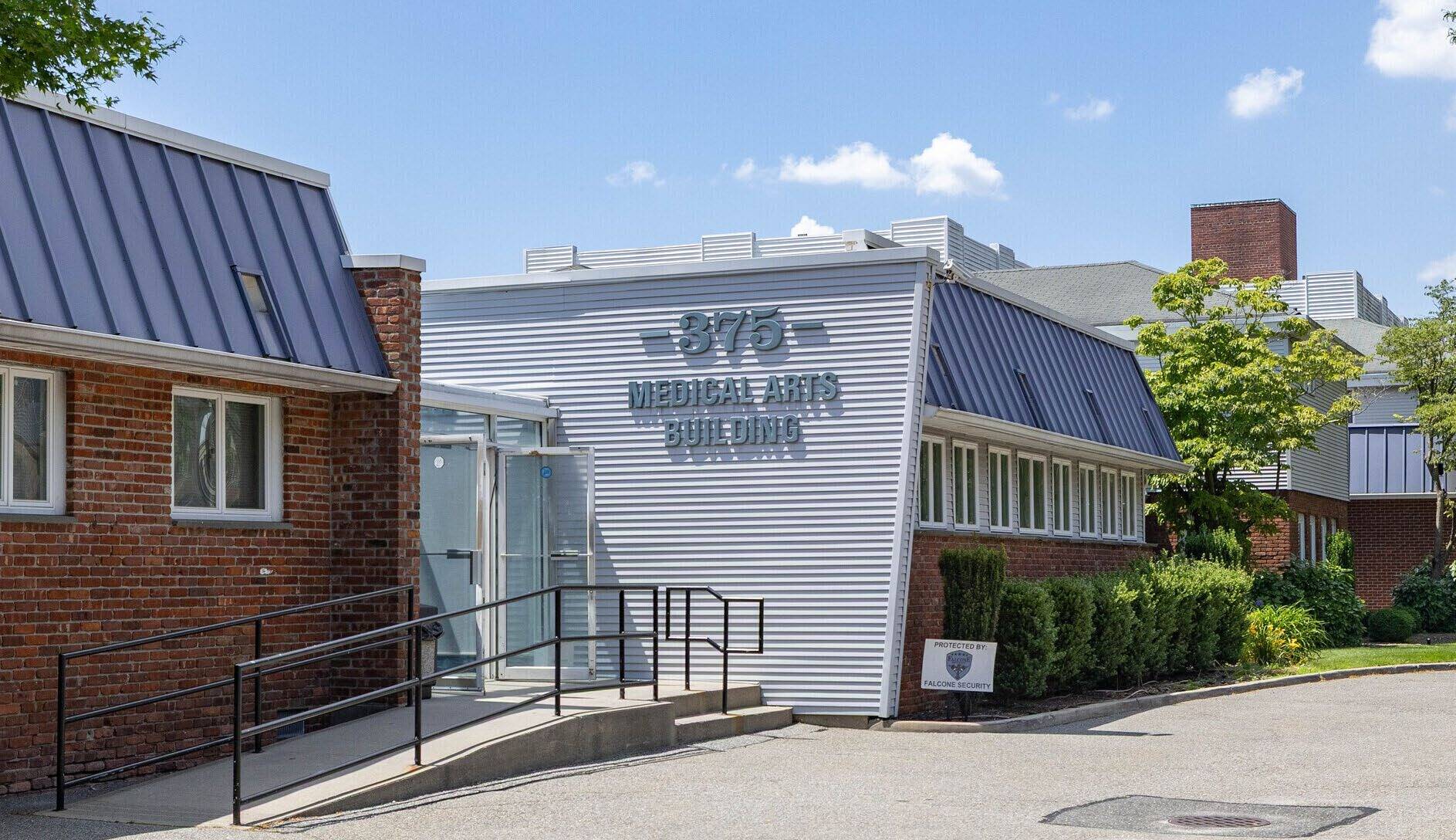 375 E Main St, Bay Shore, NY à louer Photo du bâtiment- Image 1 de 6