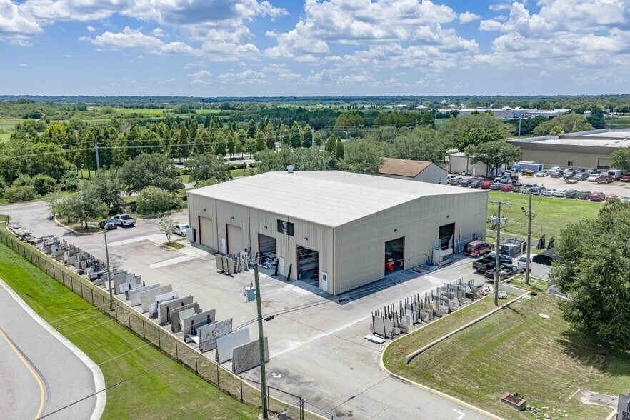 2160 Edgewood Dr S, Lakeland, FL à louer - Photo du bâtiment - Image 2 de 12