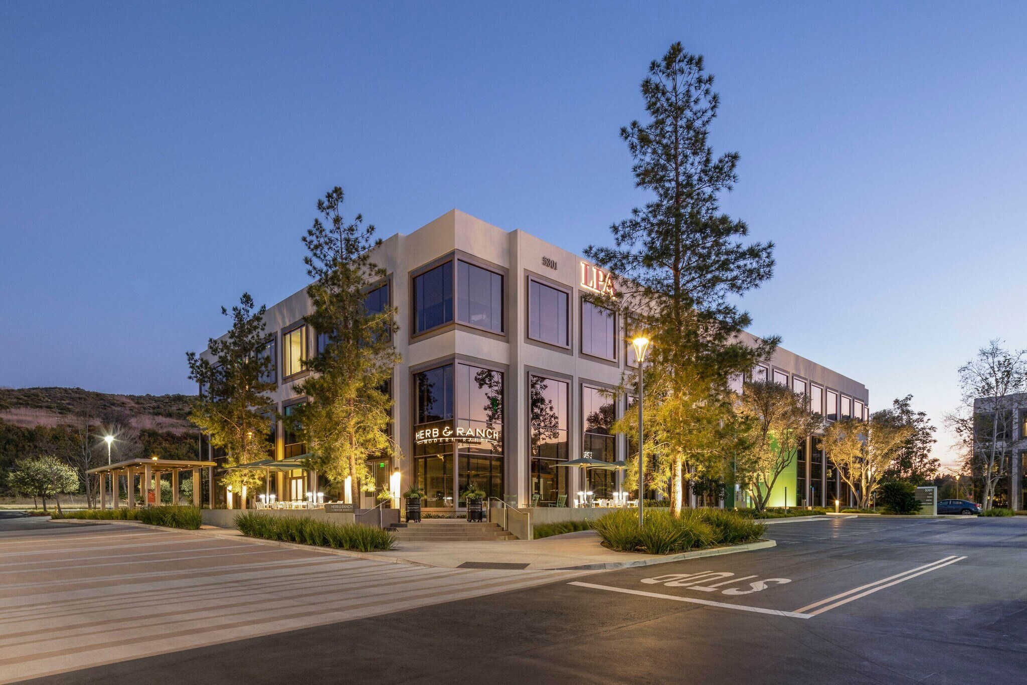 111 Academy Dr, Irvine, CA à louer Photo du bâtiment- Image 1 de 35