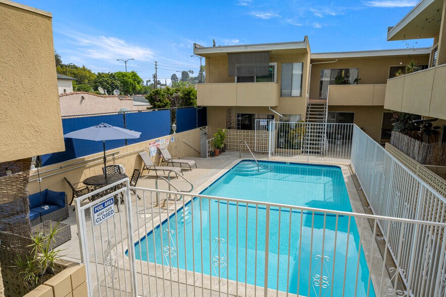 2050 Rodney Dr, Los Angeles, CA à vendre - Photo du bâtiment - Image 3 de 11