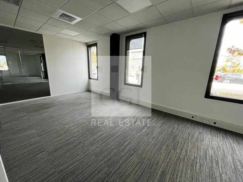 Office in Vaulx-Milieu for lease - Interior Photo - Image 3 of 11