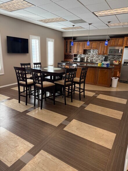 740 Church Rd, Elgin, IL à vendre - Photo du bâtiment - Image 3 de 8