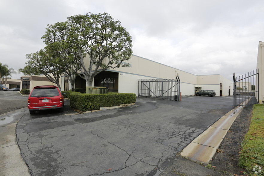 1131 Wakeham Ave, Santa Ana, CA for lease - Primary Photo - Image 1 of 4