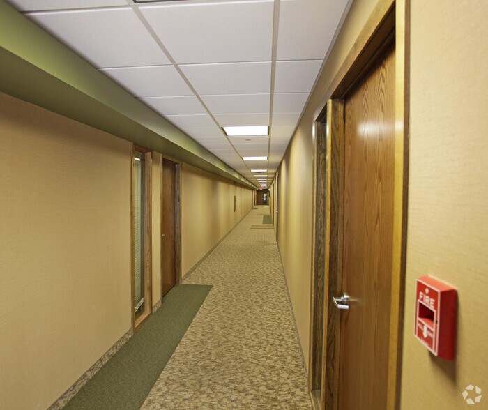 1611 W County Road B, Roseville, MN for lease - Lobby - Image 2 of 16