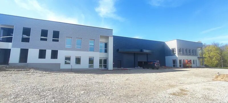 Flex in Bourgoin-Jallieu for sale - Building Photo - Image 2 of 7
