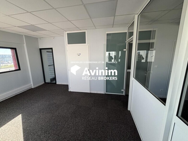 Office in Grenade for lease - Interior Photo - Image 2 of 11
