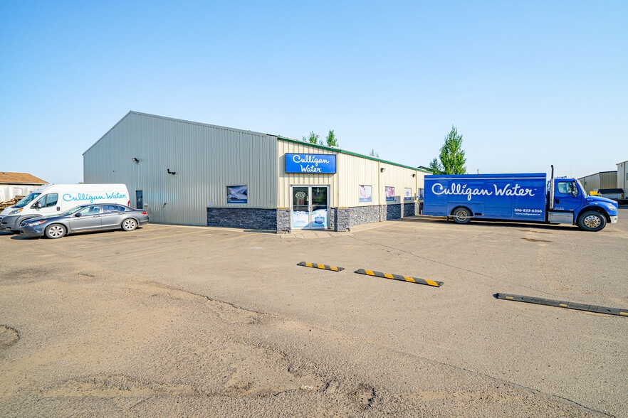 2711 50 Av, Lloydminster, SK for sale - Building Photo - Image 1 of 33