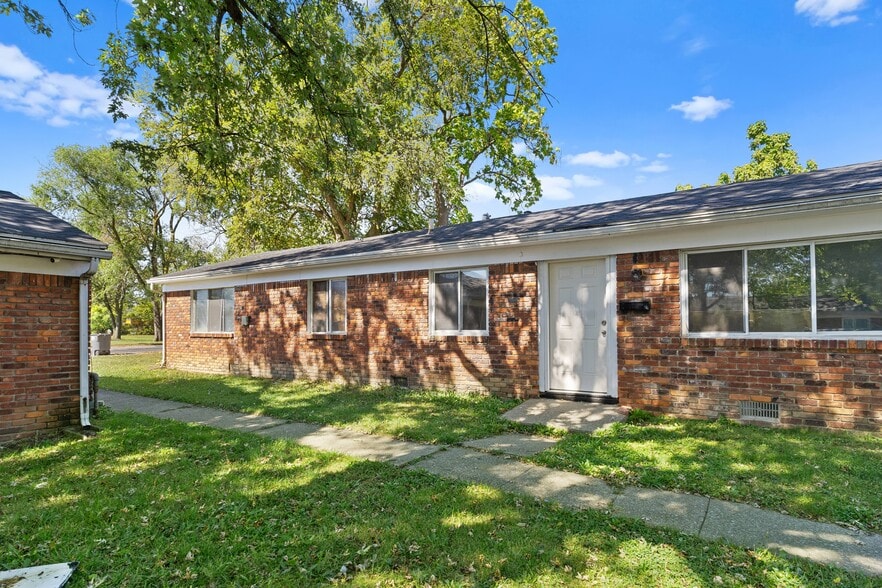 Stabilized Investment Opportunity portfolio of 2 properties for sale on LoopNet.ca - Building Photo - Image 2 of 31