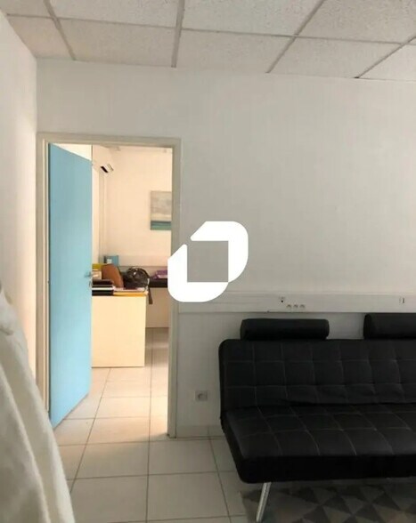 Office in Grenoble for lease - Interior Photo - Image 2 of 10