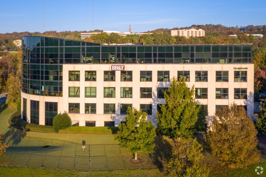 2501 20th Pl S, Birmingham, AL à louer - Photo du bâtiment - Image 3 de 9