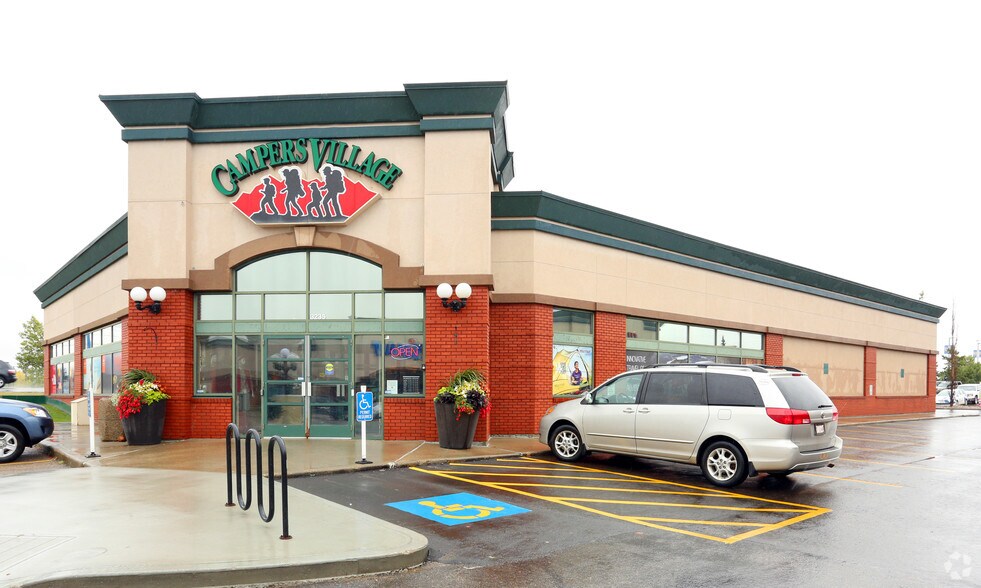 3235 Calgary Trl NW, Edmonton, AB à louer - Photo principale - Image 1 de 2