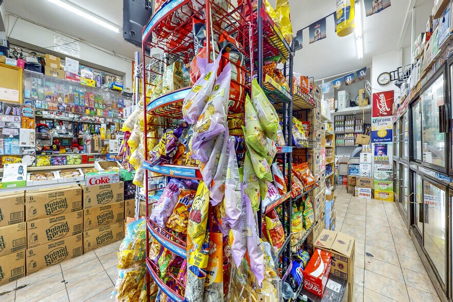 1701 Gates Ave, Ridgewood, NY à vendre - Photo du bâtiment - Image 3 de 48