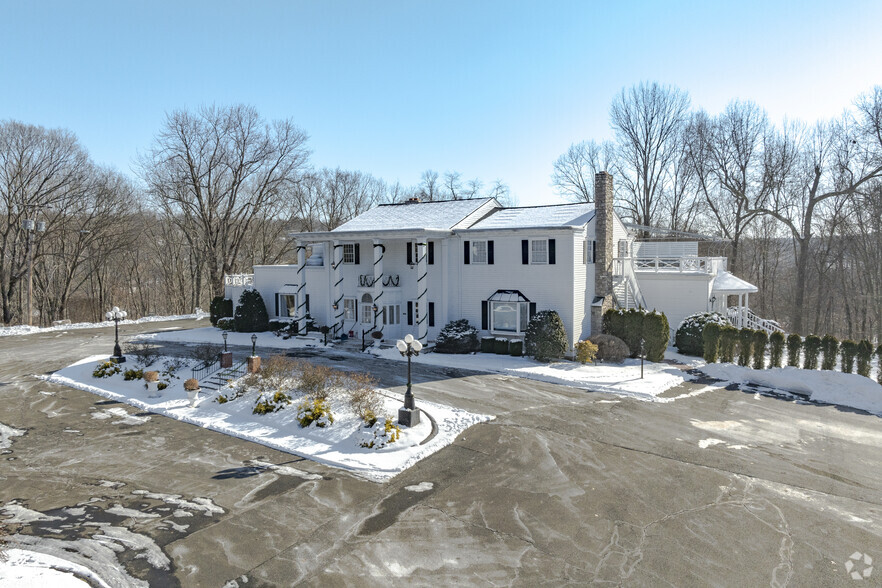 271 Federal Rd, Brookfield, CT for sale - Primary Photo - Image 1 of 5