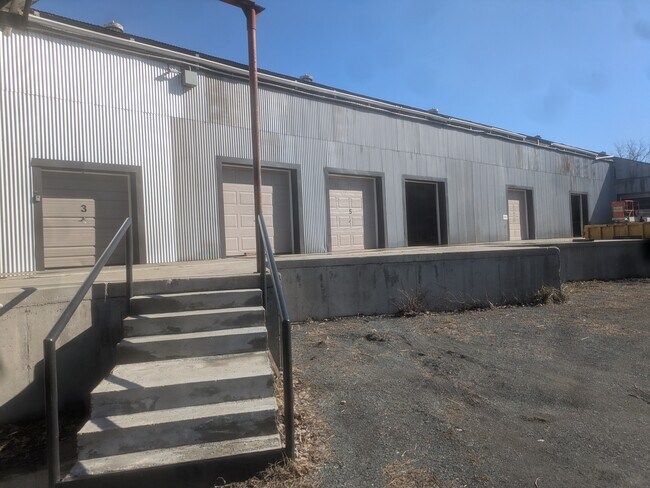 Plus de détails pour 6 Railroad Yard Rd, Deerfield, MA - Local d'activités, Industriel à louer