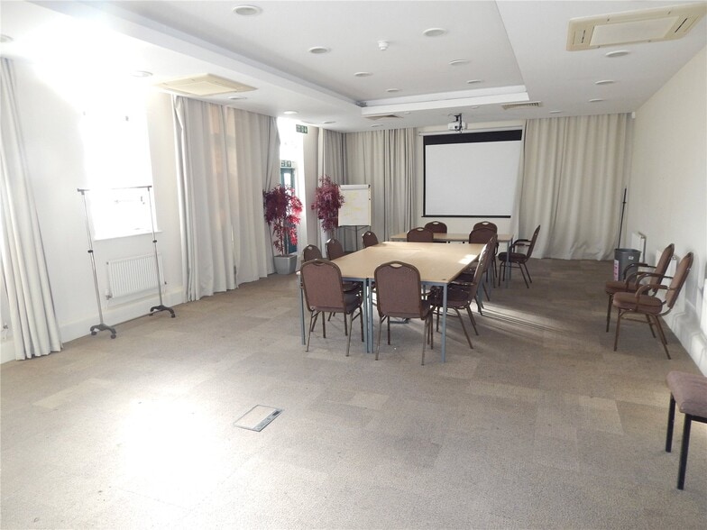 25 Marine Parade, Great Yarmouth for lease - Interior Photo - Image 3 of 4