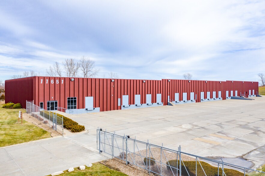 11651 NW Ambassador Dr, Kansas City, MO à louer - Photo du bâtiment - Image 1 de 19