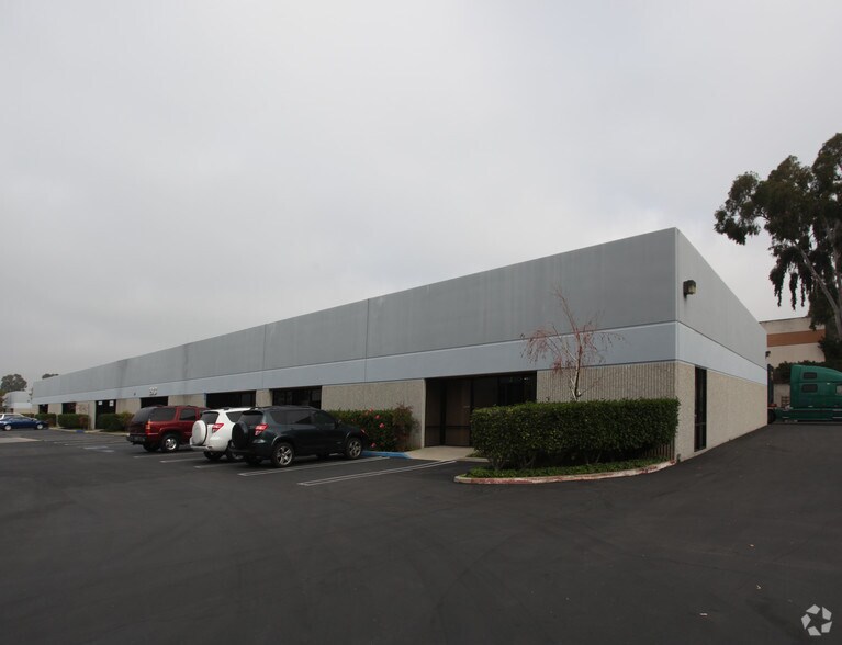 2801 Saturn St, Brea, CA à louer - Photo du bâtiment - Image 3 de 7