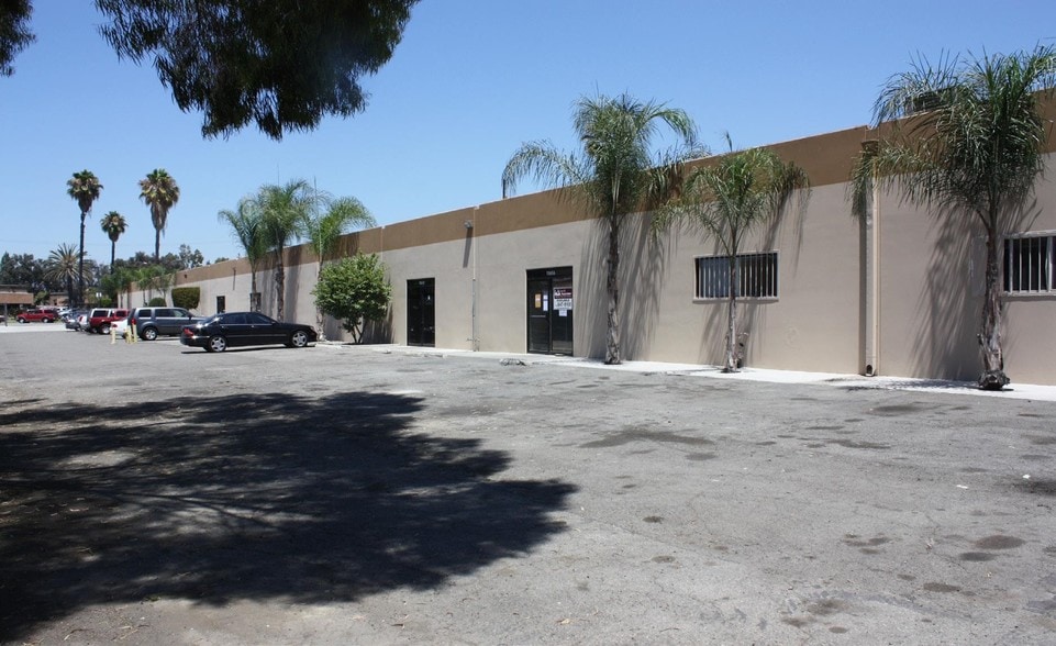 13656-13666 Bora Dr, Santa Fe Springs, CA à louer - Photo du bâtiment - Image 2 de 7