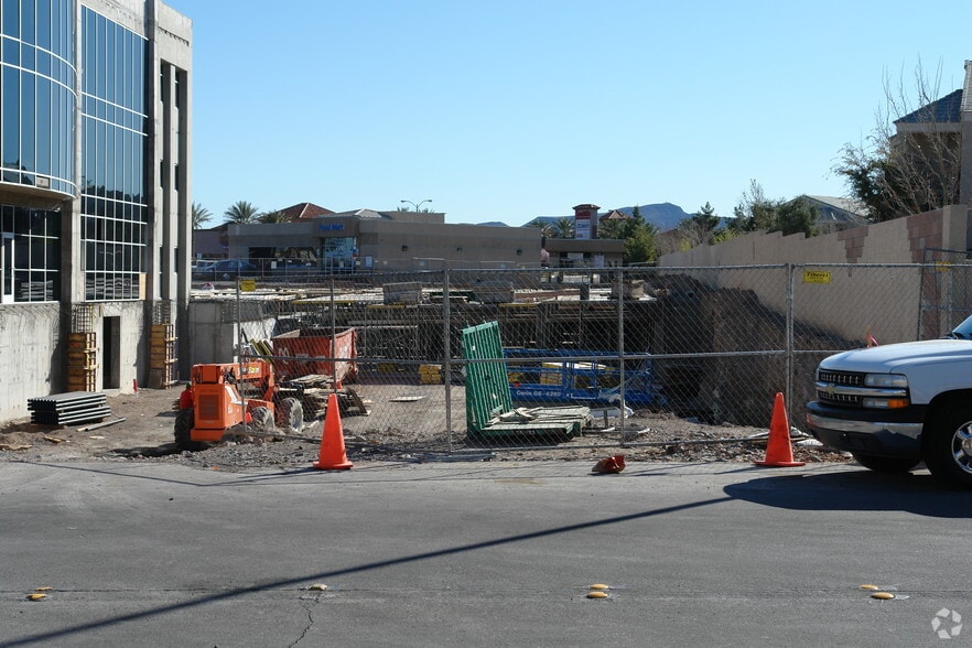 2705 W Horizon Ridge Pky, Henderson, NV for lease - Building Photo - Image 2 of 41