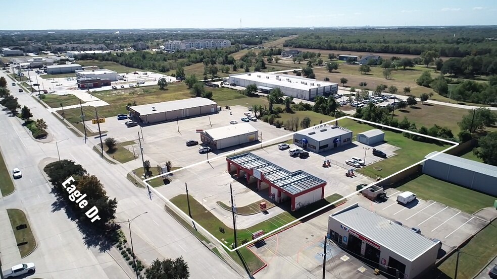 11515 Eagle Dr, Mont Belvieu, TX à vendre - Photo du bâtiment - Image 3 de 7