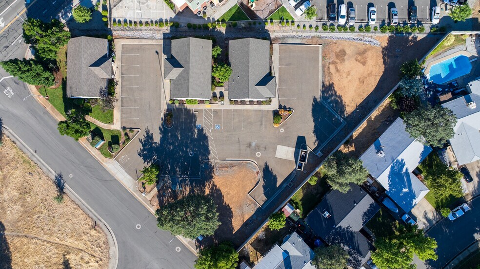 3570 Santa Rosa Way, Redding, CA à louer - Photo du bâtiment - Image 3 de 5