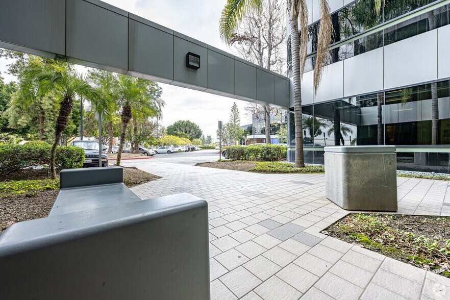 14241 E Firestone Blvd, La Mirada, CA à louer - Photo du bâtiment - Image 3 de 5