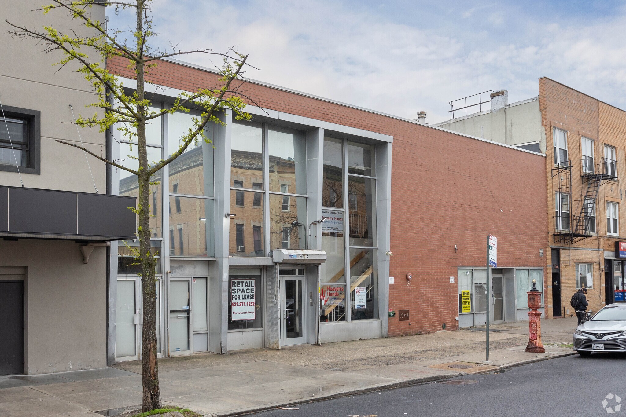 6710 Myrtle Ave, Glendale, NY à louer Photo principale- Image 1 de 7