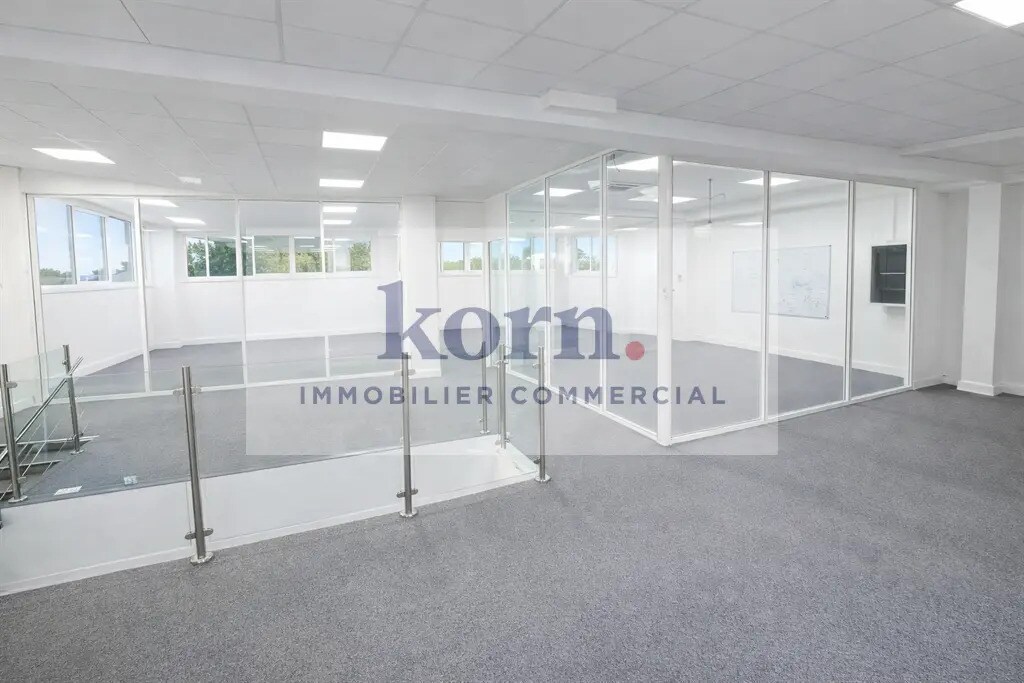 Office in Le Kremlin-Bicêtre for lease Interior Photo- Image 1 of 10
