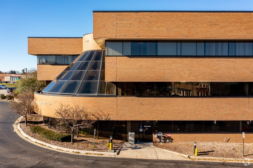 2525 Telegraph Rd, Bloomfield Hills, MI à louer - Photo du bâtiment - Image 2 de 7