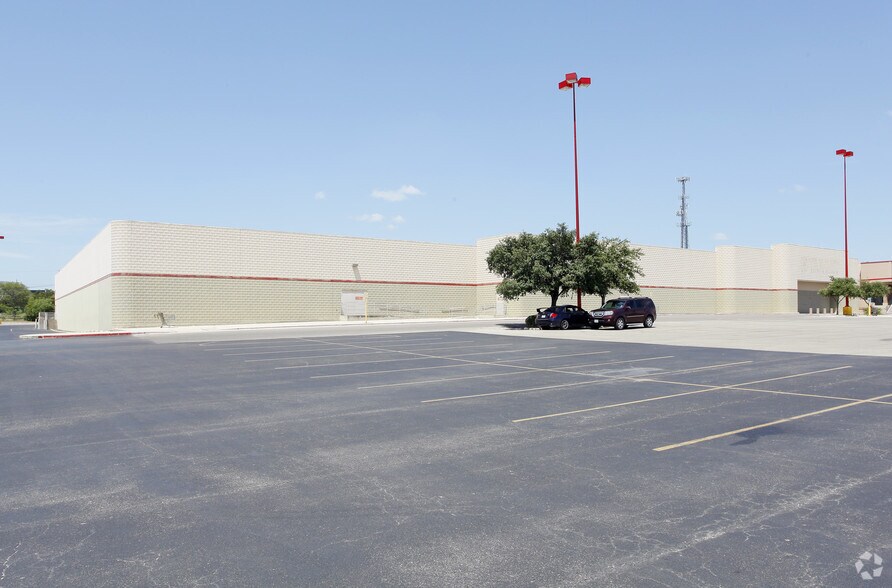 642 S Walnut Ave, New Braunfels, TX à vendre - Photo du bâtiment - Image 2 de 3