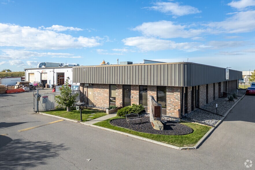 2435 22nd St NE, Calgary, AB à vendre - Photo principale - Image 1 de 16