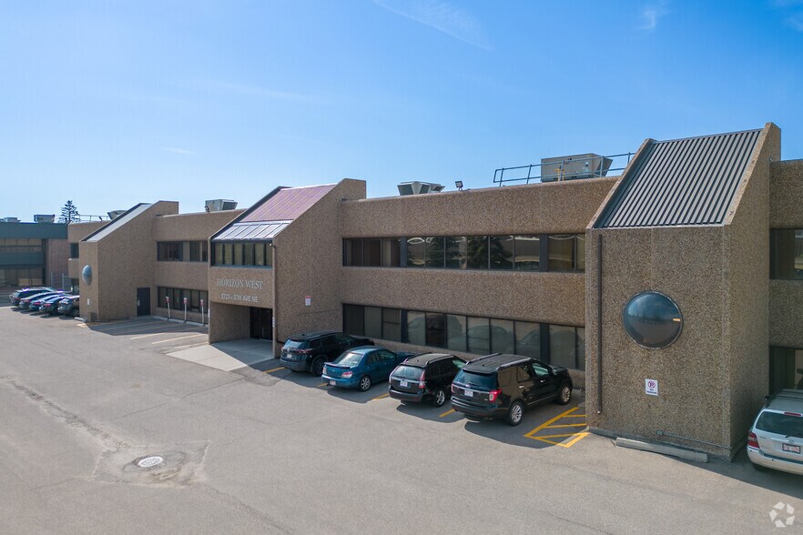 2723 37th Ave NE, Calgary, AB à louer - Photo du bâtiment - Image 3 de 6