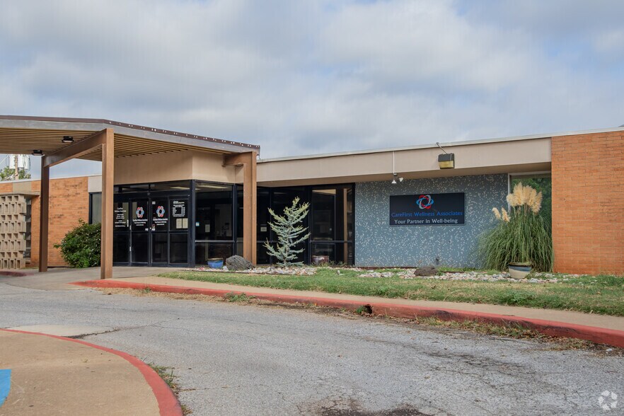 2222 W Iowa Ave, Chickasha, OK for sale - Building Photo - Image 2 of 3