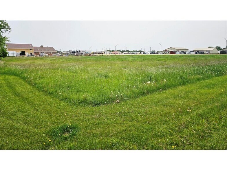 2401 Highway 12 E, Willmar, MN à vendre - Photo du bâtiment - Image 2 de 11