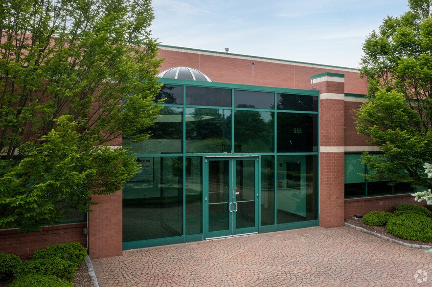 555 N Research Pl, Central Islip, NY for lease - Building Photo - Image 3 of 8