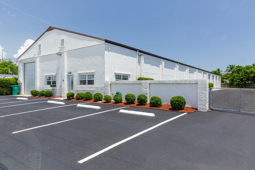 128 Tomahawk Dr, Indian Harbour Beach, FL à louer - Photo du bâtiment - Image 3 de 49