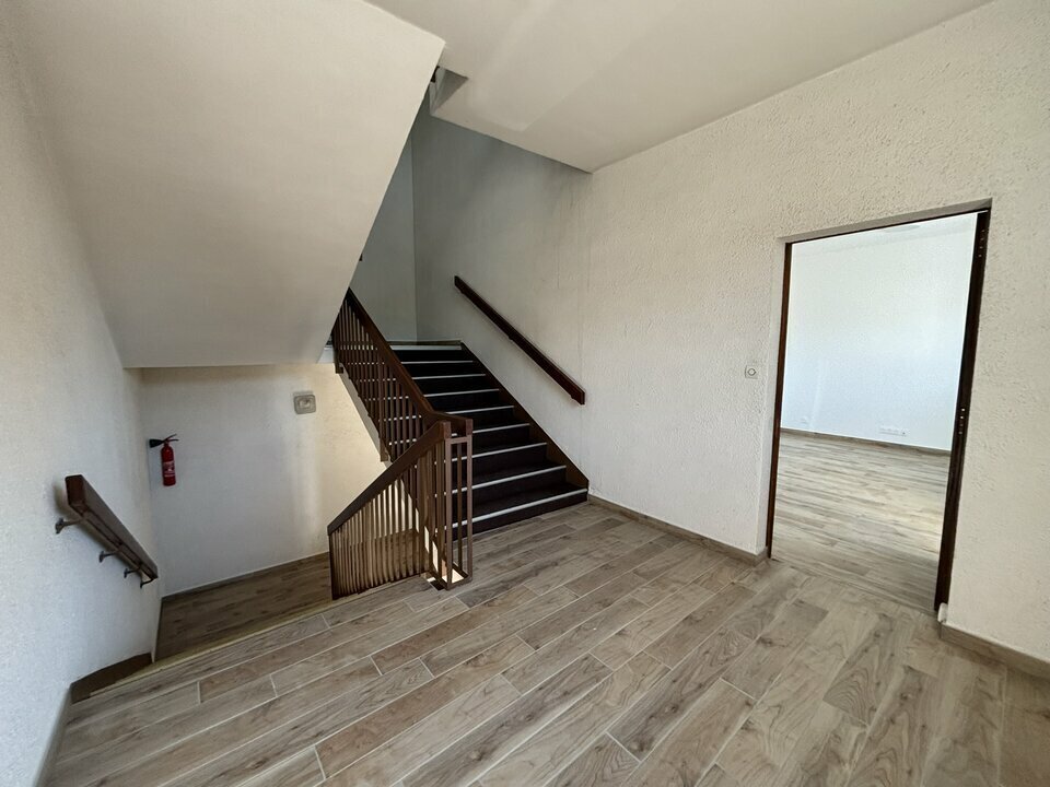 Office in Lucé for lease Interior Photo- Image 1 of 6