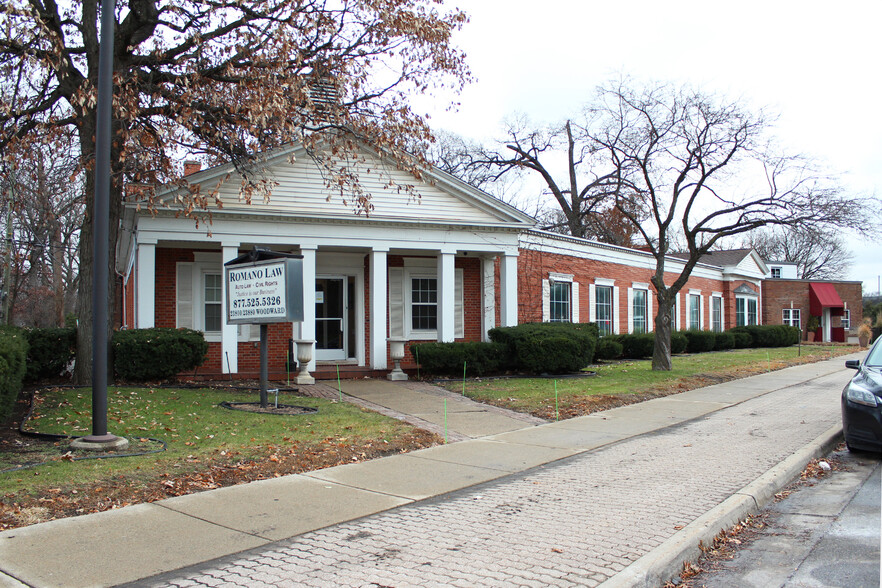 23880 Woodward Ave, Pleasant Ridge, MI for lease - Primary Photo - Image 1 of 2